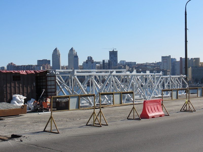 Получи ответ: зачем на Новом мосту появились строительные леса 2