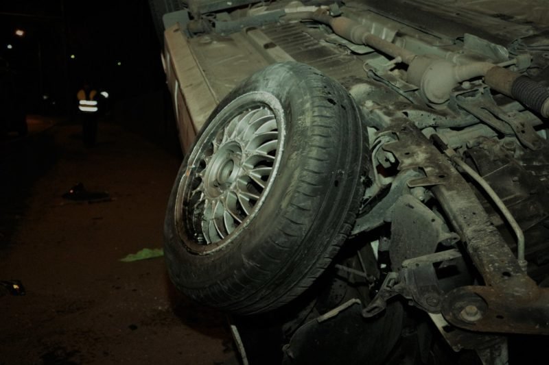 Два в одном: пьяный водитель без прав перевернулся в ДТП на Набережной 1