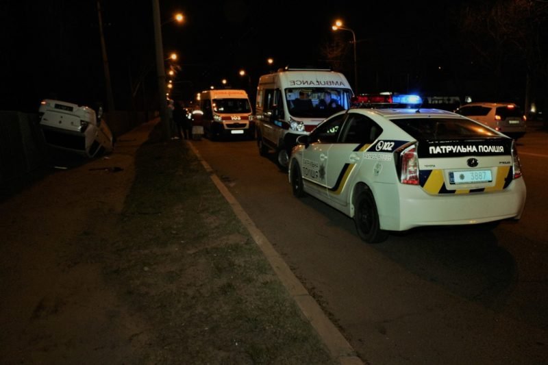 Два в одном: пьяный водитель без прав перевернулся в ДТП на Набережной 2