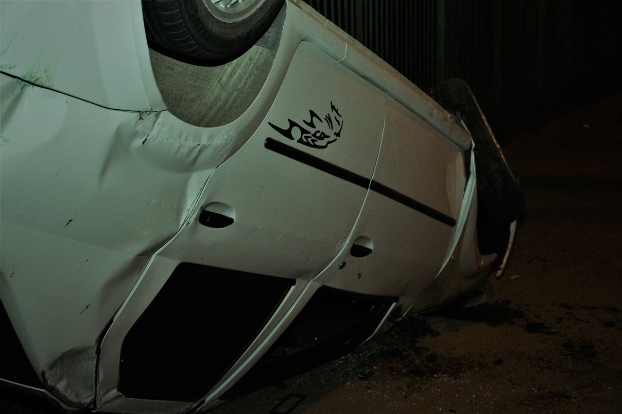 Два в одном: пьяный водитель без прав перевернулся в ДТП на Набережной 4