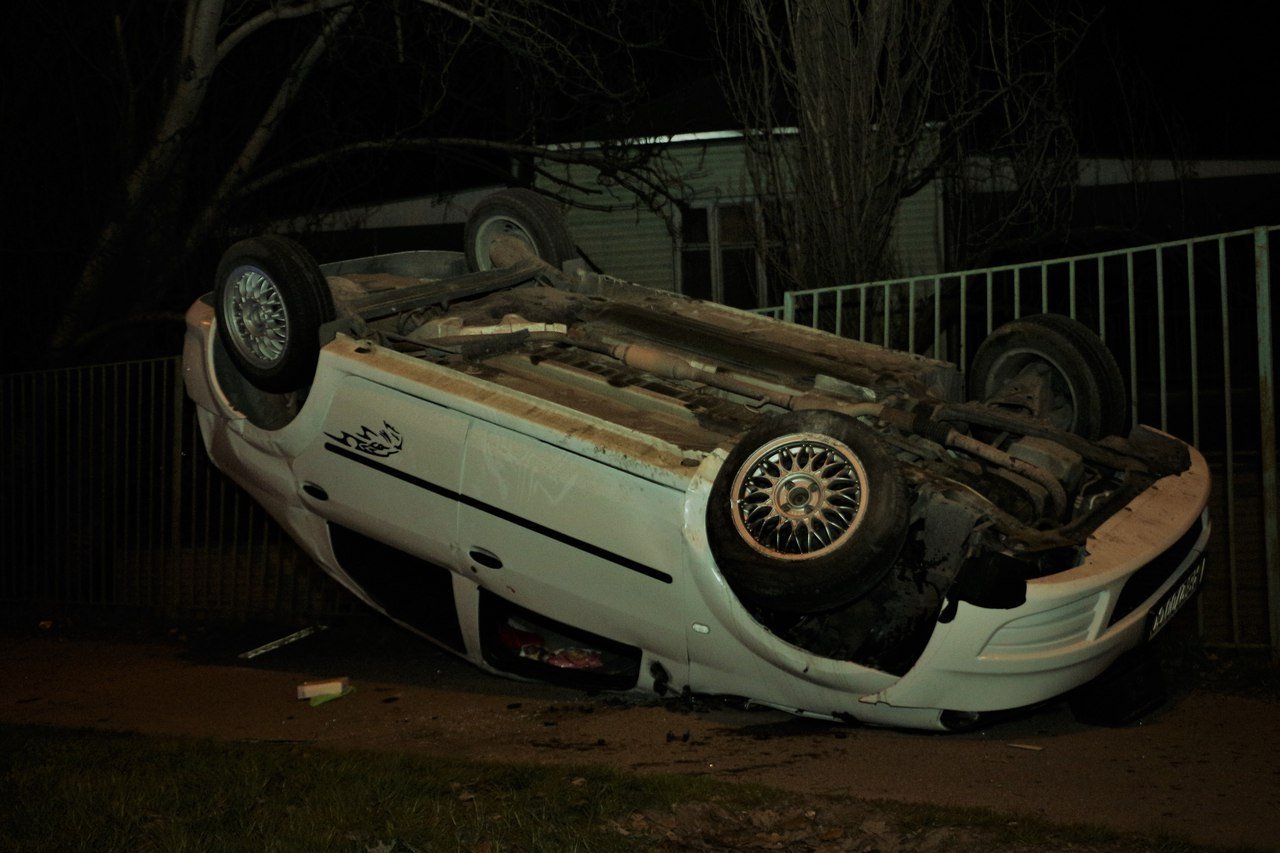 Два в одном: пьяный водитель без прав перевернулся в ДТП на Набережной 7