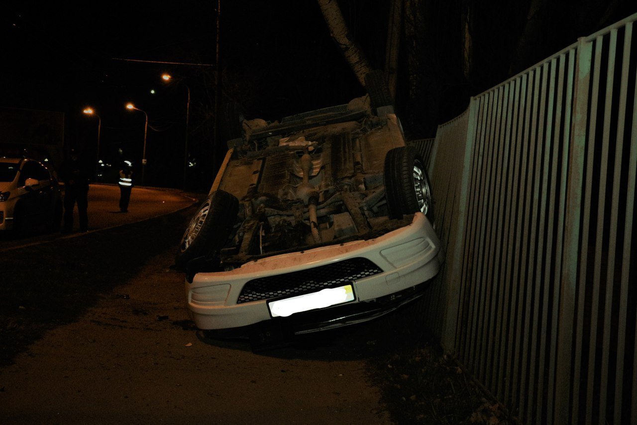 Два в одном: пьяный водитель без прав перевернулся в ДТП на Набережной 8