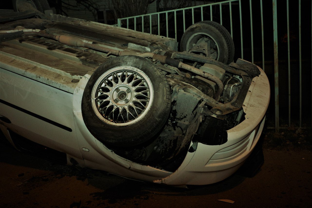 Два в одном: пьяный водитель без прав перевернулся в ДТП на Набережной 9