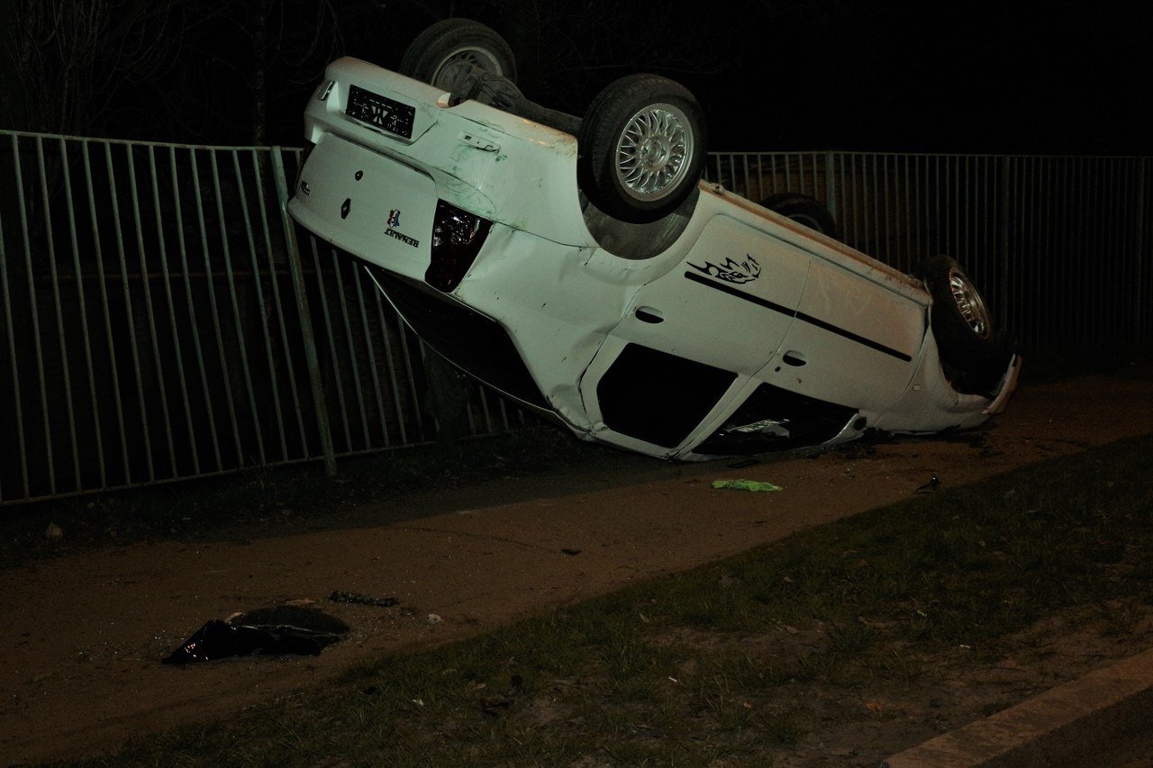 Два в одном: пьяный водитель без прав перевернулся в ДТП на Набережной 10