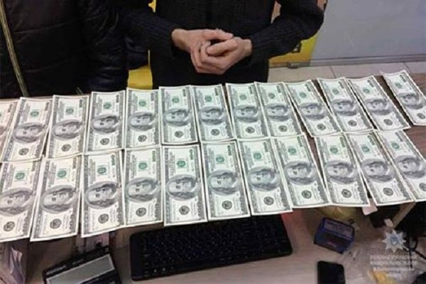 В Днепре фальшивомонетчица "сливала" поддельные доллары, покупая дорогие гаджеты 1
