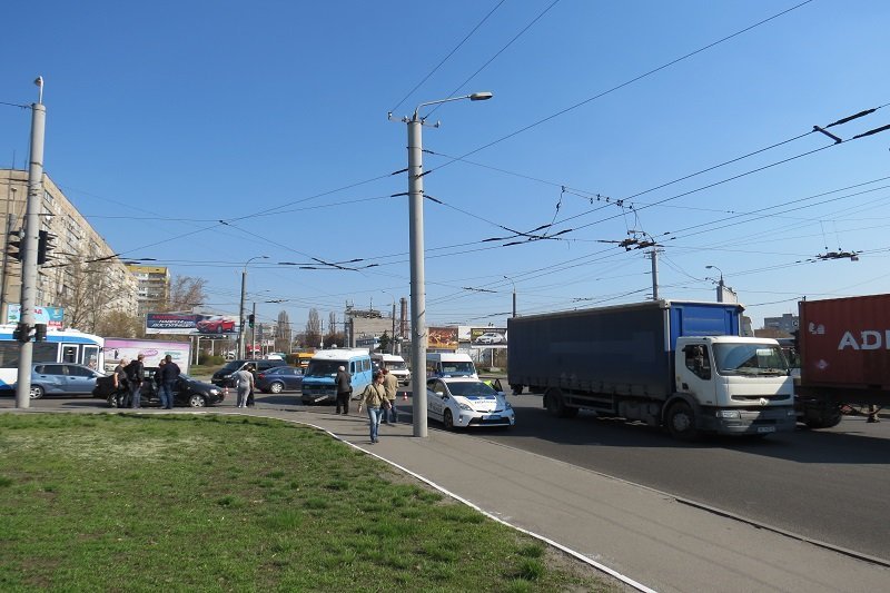 На перекрестке Калиновой и Янтарной дорогу не поделили три автомобиля 1