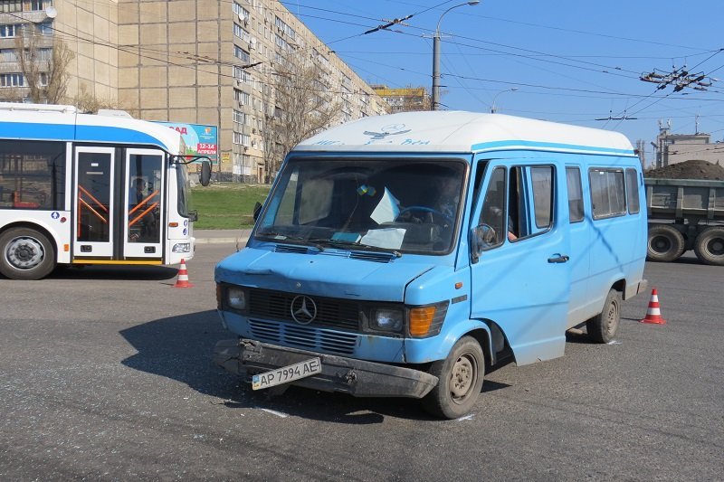 На перекрестке Калиновой и Янтарной дорогу не поделили три автомобиля 2
