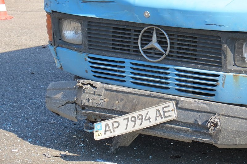 На перекрестке Калиновой и Янтарной дорогу не поделили три автомобиля 3