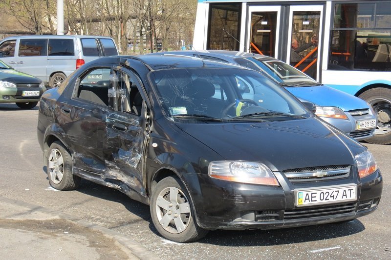 На перекрестке Калиновой и Янтарной дорогу не поделили три автомобиля 4