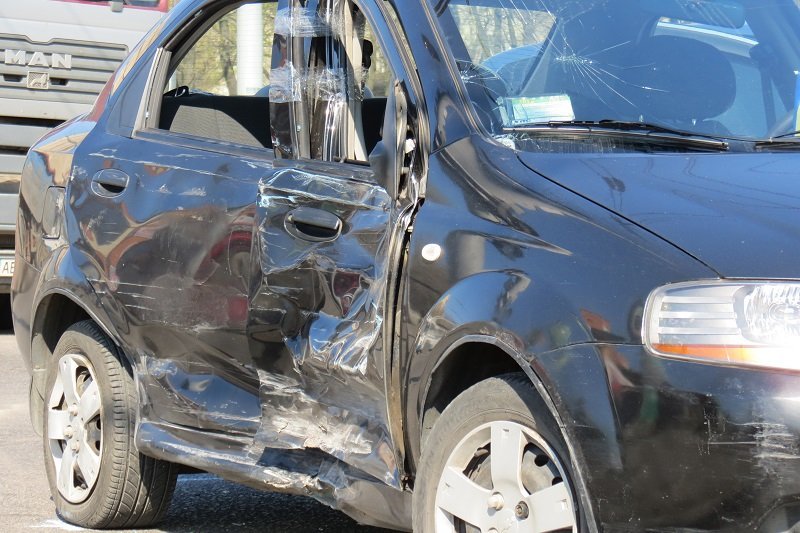 На перекрестке Калиновой и Янтарной дорогу не поделили три автомобиля 5