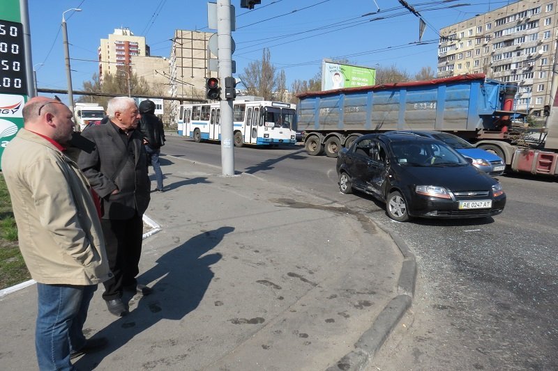 На перекрестке Калиновой и Янтарной дорогу не поделили три автомобиля 6