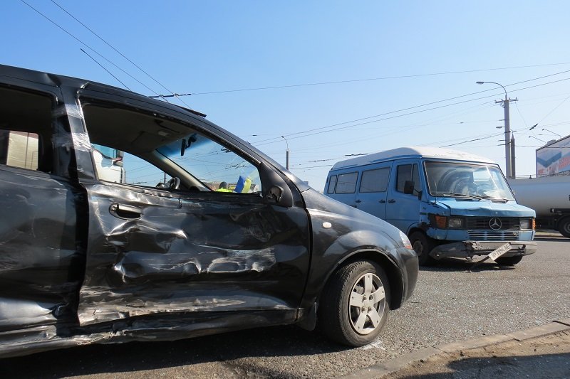 На перекрестке Калиновой и Янтарной дорогу не поделили три автомобиля 7