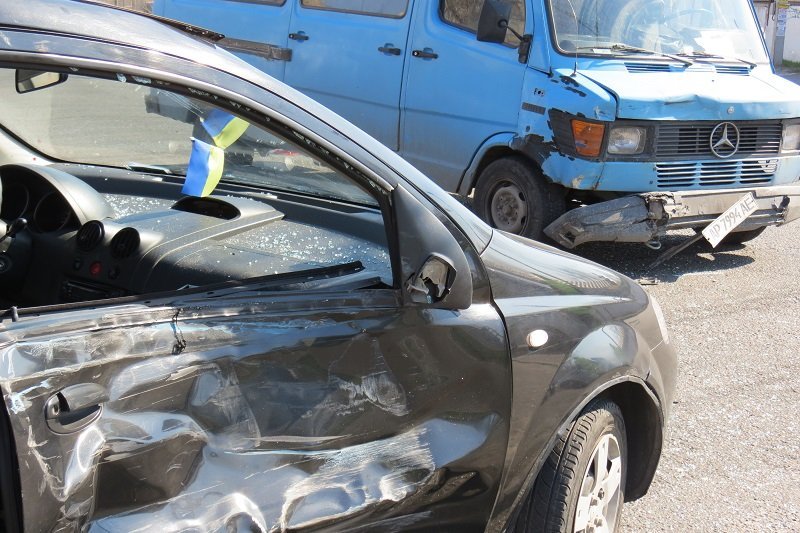 На перекрестке Калиновой и Янтарной дорогу не поделили три автомобиля 8