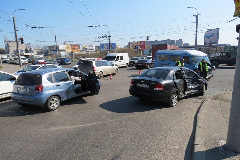 На перекрестке Калиновой и Янтарной дорогу не поделили три автомобиля 11