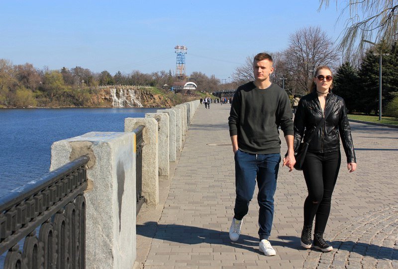 Солнце, птички и люди в футболках: в Днепр пришла настоящая весна 25