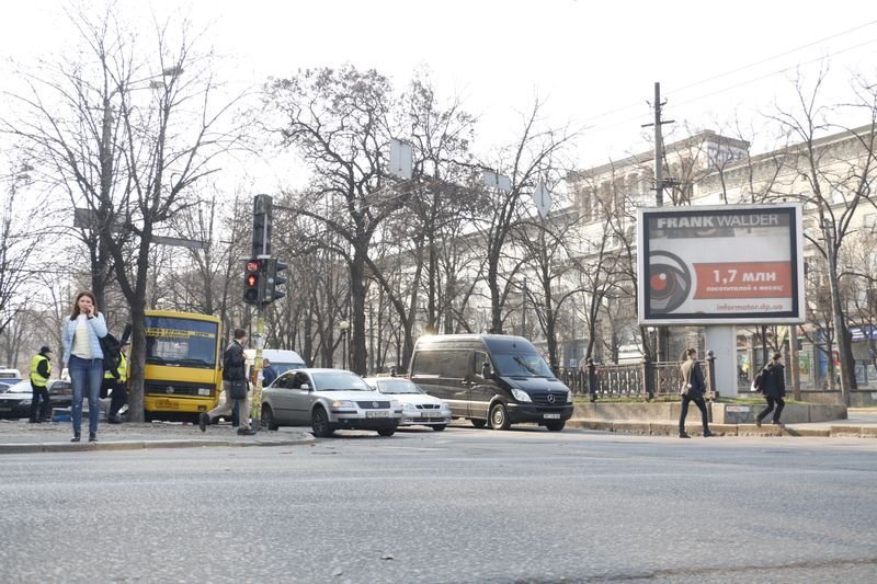 Возле Пассажа маршрутка въехала в дерево и снесла ситилайт 1
