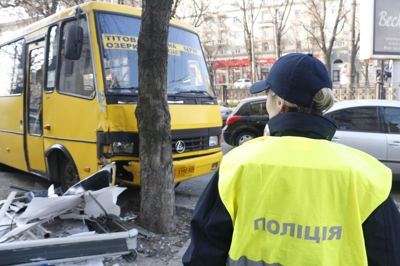 Возле Пассажа маршрутка въехала в дерево и снесла ситилайт 3