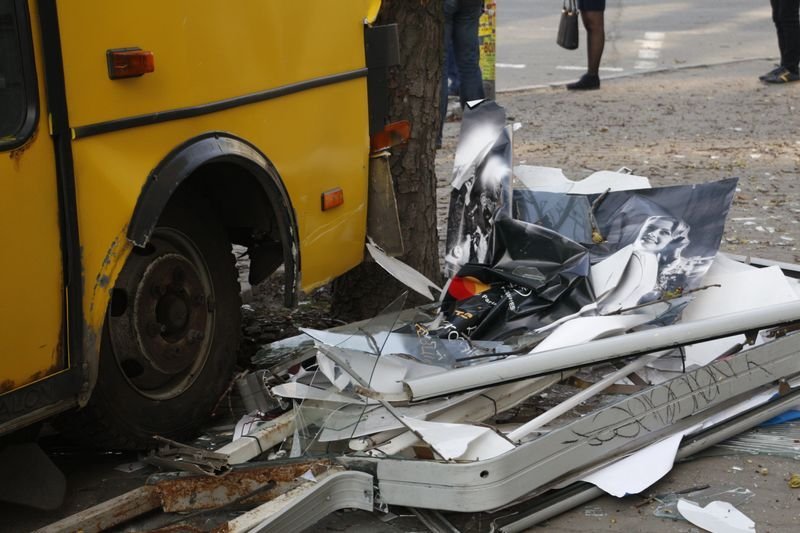 Возле Пассажа маршрутка въехала в дерево и снесла ситилайт 5