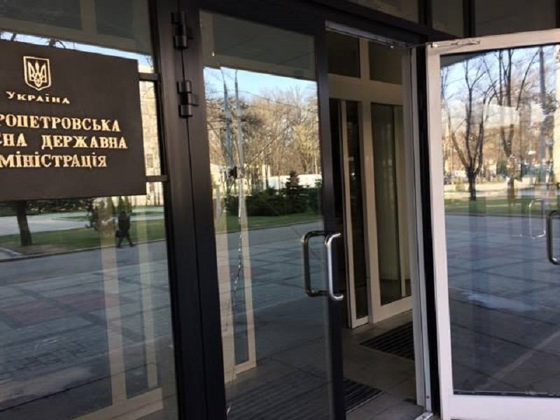 В Днепре пьяный мужчина с молотком напал на здание ОГА 1