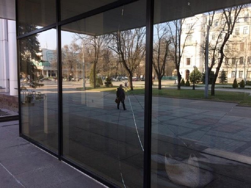 В Днепре пьяный мужчина с молотком напал на здание ОГА 2