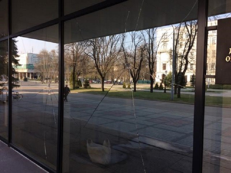 В Днепре пьяный мужчина с молотком напал на здание ОГА 3