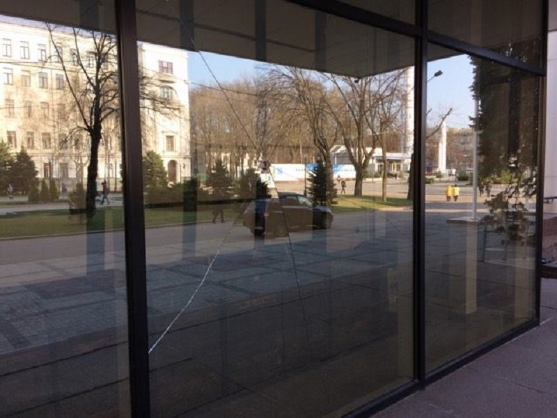 В Днепре пьяный мужчина с молотком напал на здание ОГА 4