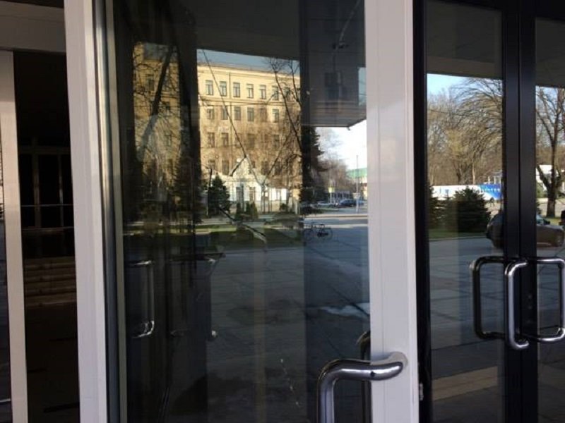 В Днепре пьяный мужчина с молотком напал на здание ОГА 5