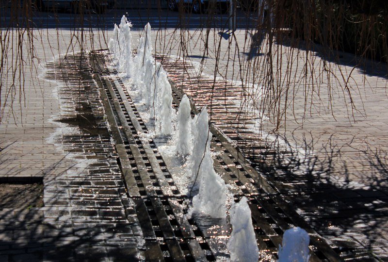 Встречаем весну: в Днепре запустили все городские фонтаны 7