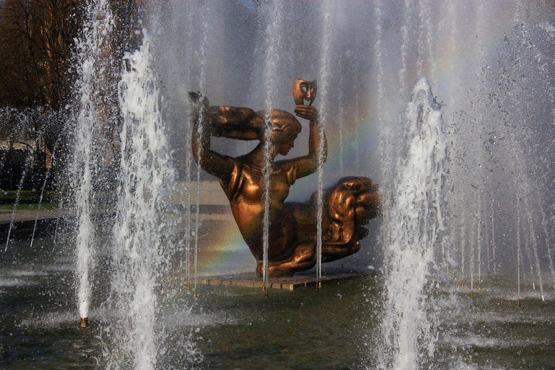 Встречаем весну: в Днепре запустили все городские фонтаны 8