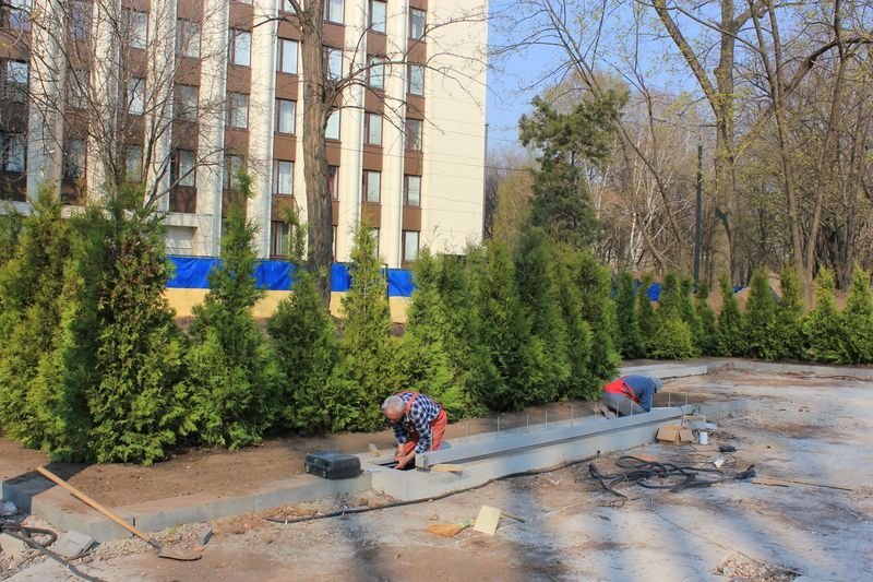 На Аллее памяти возле ОГА посадили 180 туй 4