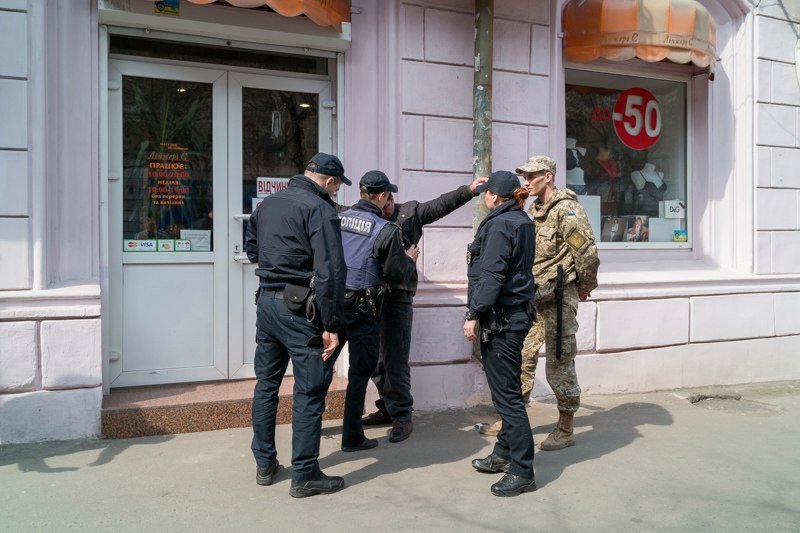 Полиция, кирпичи, мужчина с ножом и заплаканная девушка: что происходило на Воскресенской 2