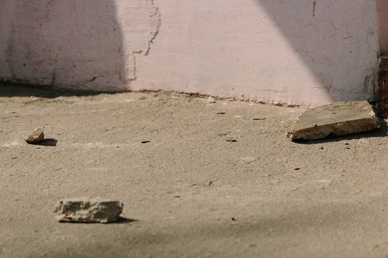 Полиция, кирпичи, мужчина с ножом и заплаканная девушка: что происходило на Воскресенской 3