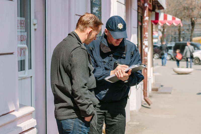 Полиция, кирпичи, мужчина с ножом и заплаканная девушка: что происходило на Воскресенской 6