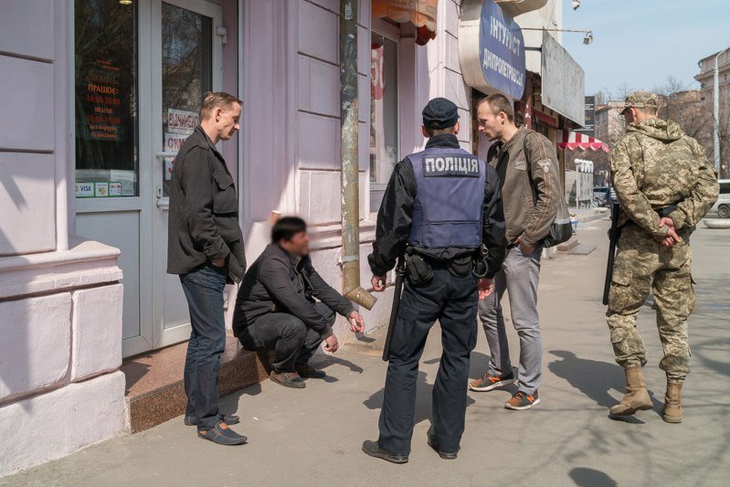 Полиция, кирпичи, мужчина с ножом и заплаканная девушка: что происходило на Воскресенской 7