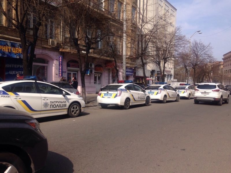 Полиция, кирпичи, мужчина с ножом и заплаканная девушка: что происходило на Воскресенской 8