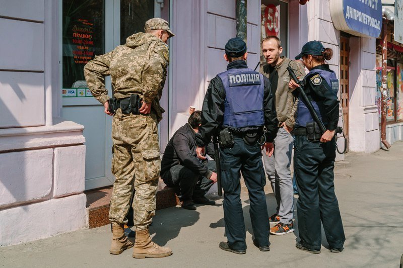 Полиция, кирпичи, мужчина с ножом и заплаканная девушка: что происходило на Воскресенской 9