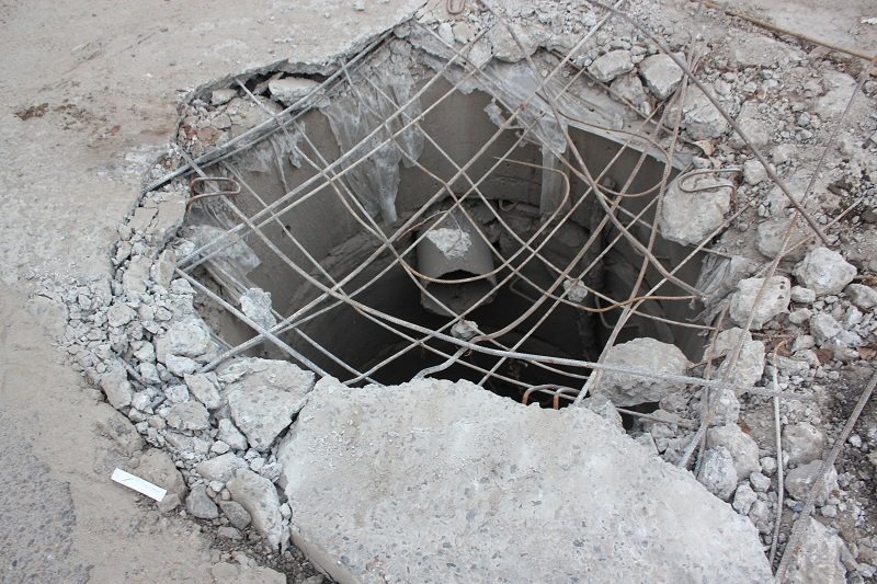 Яма-ловушка: в Днепре на перекрестке провалилась фура 2