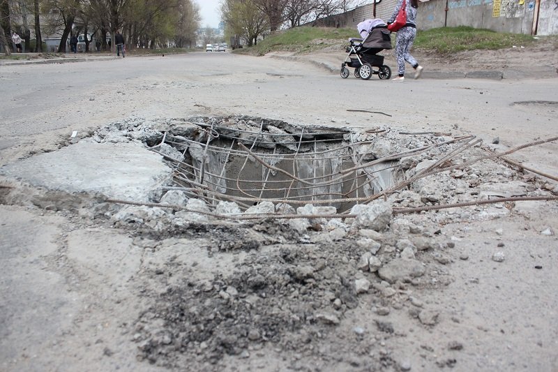 Яма-ловушка: в Днепре на перекрестке провалилась фура 3