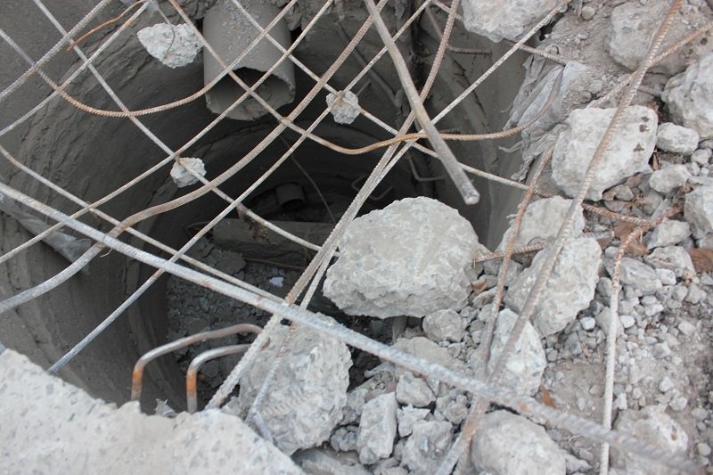 Яма-ловушка: в Днепре на перекрестке провалилась фура 4