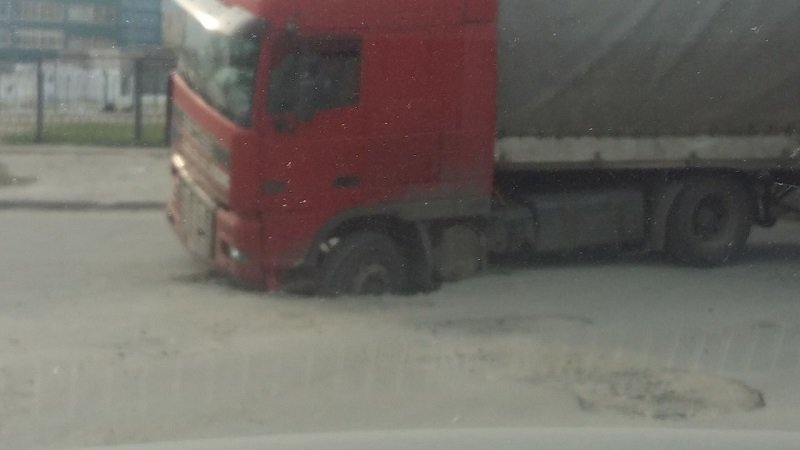 Яма-ловушка: в Днепре на перекрестке провалилась фура 5