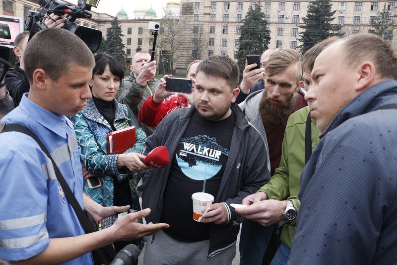 Борьба продолжается: активисты "освободили" парковку возле ЦУМа 1