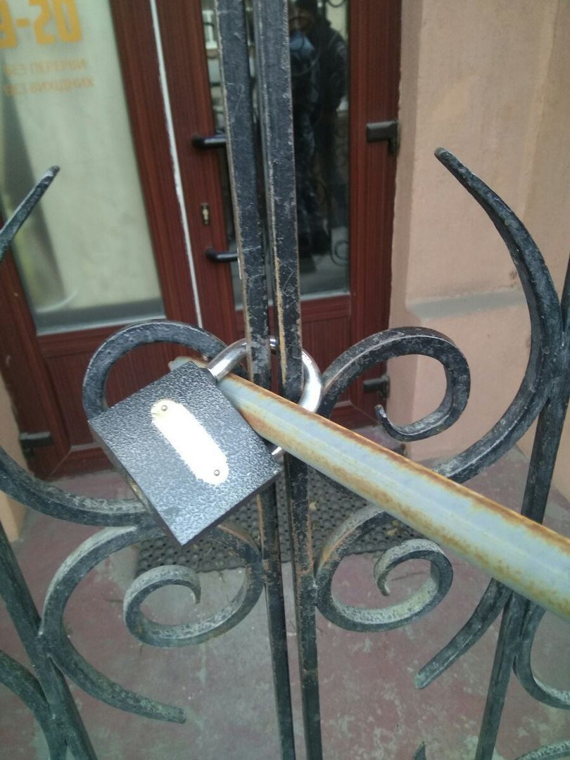 В Днепре воры, ограбившие бар, "вынесли" еще и Vape Shop 1