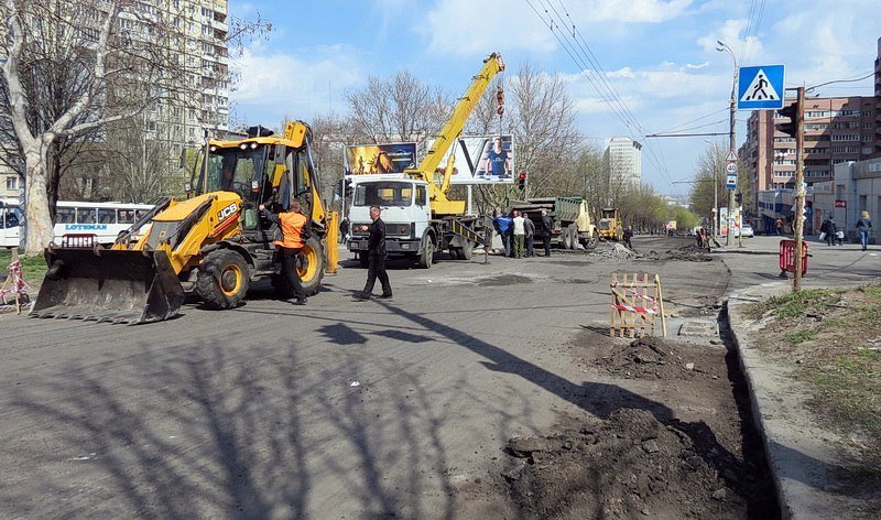 В Днепре взялись за ремонт дороги на проспекте Александра Поля 3