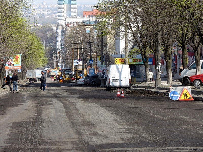 В Днепре взялись за ремонт дороги на проспекте Александра Поля 7