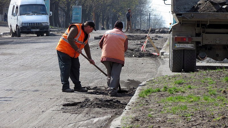 В Днепре взялись за ремонт дороги на проспекте Александра Поля 11