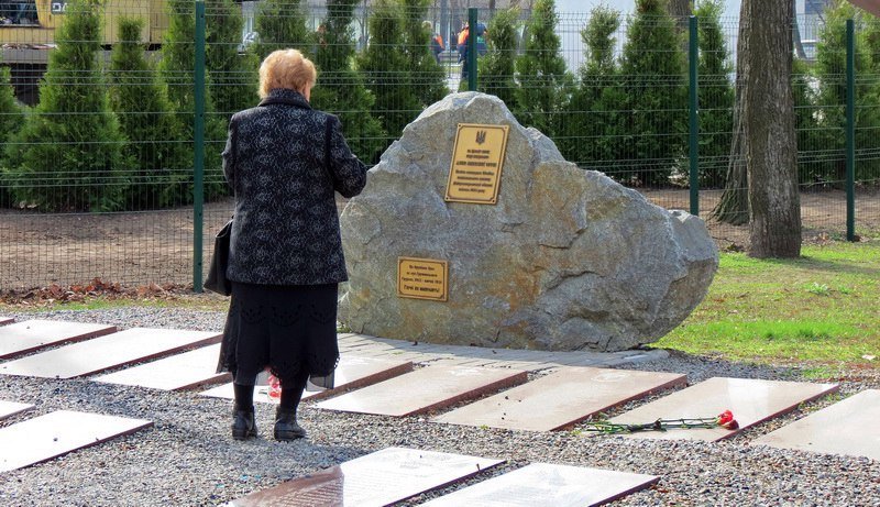 На новую Аллею памяти перенесут плиты с именами погибших бойцов АТО 1