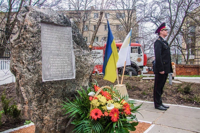 Спасать и охранять: к юбилею пожарной части Днепра открыли мемориал и представили спецтехнику 1