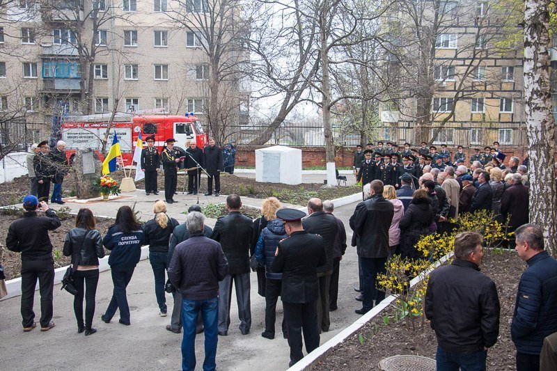 Спасать и охранять: к юбилею пожарной части Днепра открыли мемориал и представили спецтехнику 3