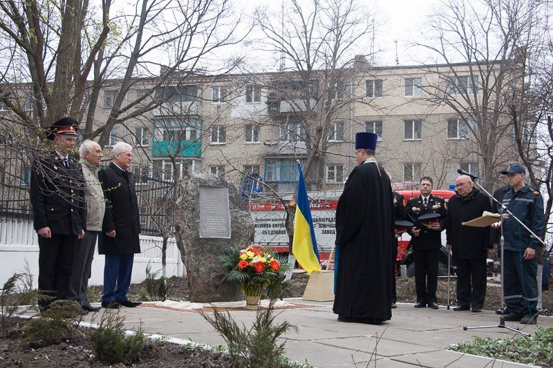 Спасать и охранять: к юбилею пожарной части Днепра открыли мемориал и представили спецтехнику 7
