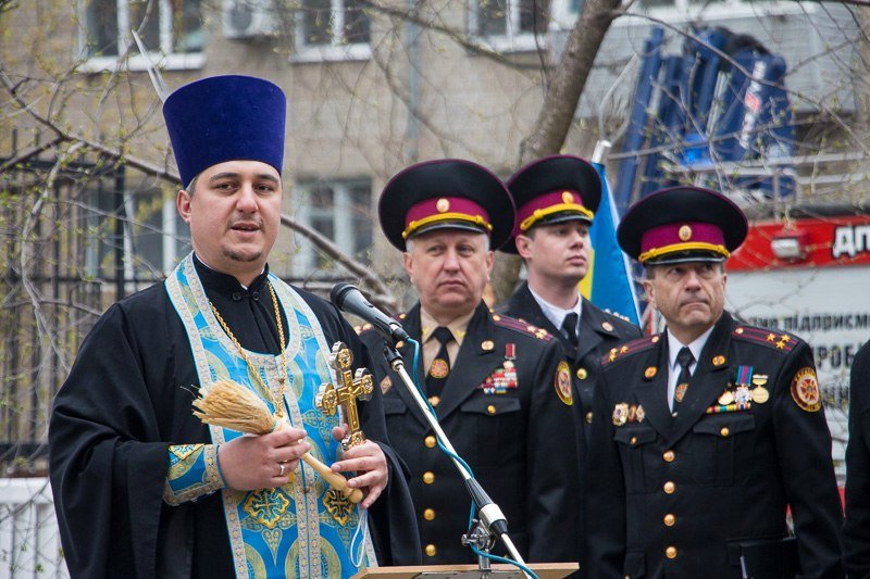 Спасать и охранять: к юбилею пожарной части Днепра открыли мемориал и представили спецтехнику 8